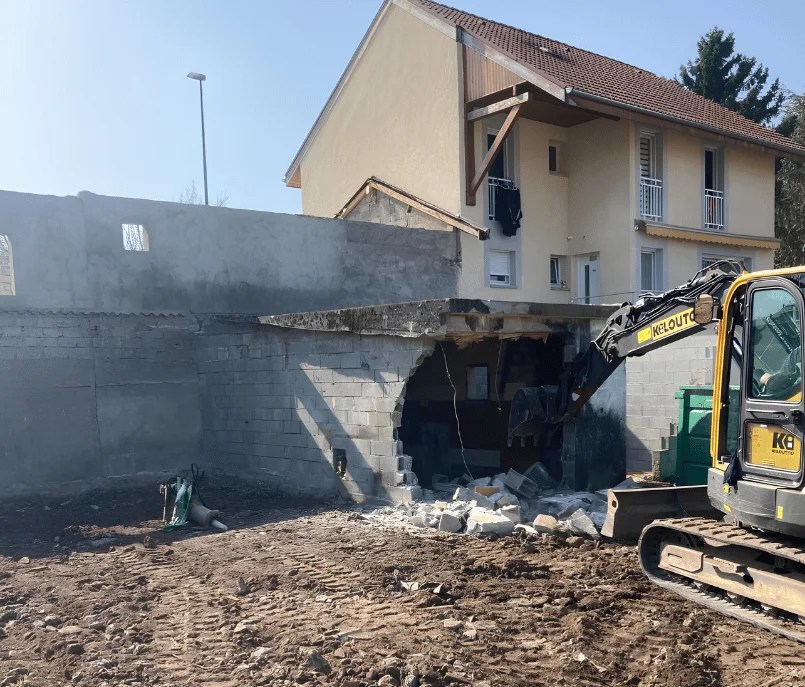 Mini-pelle de MJ Démolition sur un chantier de démolition, l'entreprise derrière MJ Débarras à Parcieux